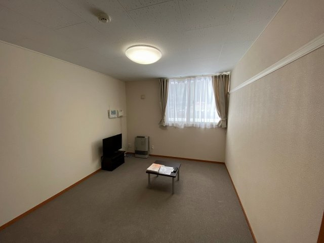 レオパレスハイツあいの居間・リビング|居室：１Fはフローリング　2Fは絨毯