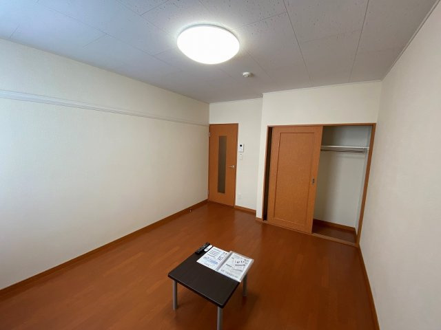 レオパレスハイツあいの居間・リビング|居室：１Fはフローリング　2Fは絨毯