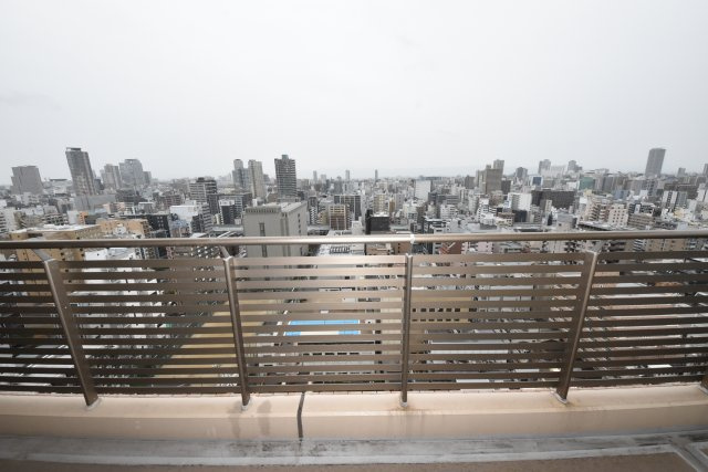 カスタリアタワー長堀橋のバルコニー