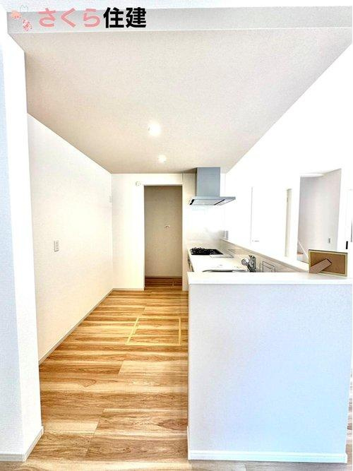 ーLIGARE－宇都宮市東峰町2期　1号棟のキッチン|夫婦で並んで料理をしても余裕のゆとりのキッチン。一緒に何を作ろうか？お家時間共通の趣味になりますね♪