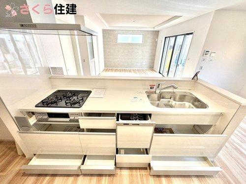 ーLIGARE－宇都宮市東峰町2期　1号棟のキッチン|たっぷり収納スペースにお気に入りの調理グッズをそろえて、お家ごはんのクオリティーも上がります！