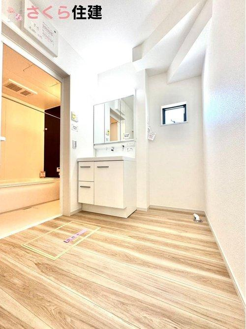 ーLIGARE－宇都宮市東峰町2期　1号棟の洗面所|3面ミラーの後ろは収納スペースを完備。生活感のあるものは隠して、スッキリシンプルな洗面台に！