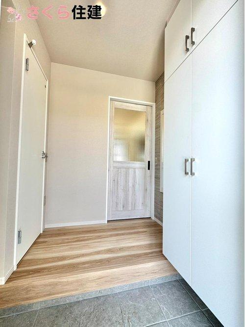 ーLIGARE－宇都宮市東峰町2期　1号棟の玄関|シューズクローゼットは天井まで十分な容量！小窓から明るい光が差し込みます！