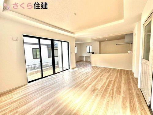 ーLIGARE－宇都宮市東峰町2期　1号棟の居間・リビング|優しい雰囲気のナチュラルな床材でどんな家具にもマッチします！部屋全体が明るい雰囲気に♪