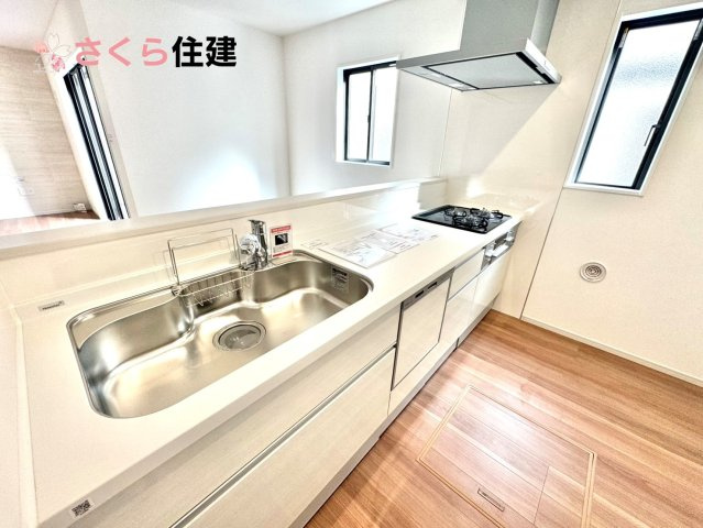 ーLIGARE－宇都宮市東峰町2期　2号棟のキッチン|お子様と並んで料理をしても余裕のゆとりのキッチン。お子様と一緒に料理も叶いますよ♪