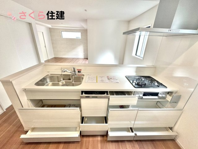 ーLIGARE－宇都宮市東峰町2期　2号棟のキッチン|キッチン下収納は奥まで引き出せるので、大きく屈まなくても楽に必要なものがパッと取り出せます！