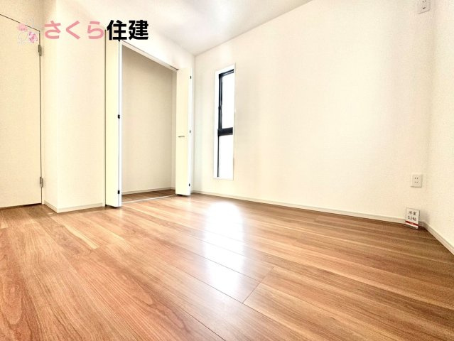 ーLIGARE－宇都宮市東峰町2期　2号棟の洋室|リビング横の洋室は、お子様が遊べるキッズスペースにぴったり！クローゼットはおもちゃをすっきり収納♪