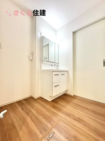 ーLIGARE－宇都宮市東峰町2期　2号棟の独立洗面台|ゆとりある広さの洗面所。両サイド収納の洗面台で、二人ならんで同時の身支度もスムーズです。