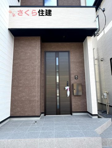 ーLIGARE－宇都宮市東峰町2期　2号棟の玄関|夜間でも来訪者の顔を認識できるLEDライトを装備！ＴＶモニター付きインターフォンで安心のセキュリティ