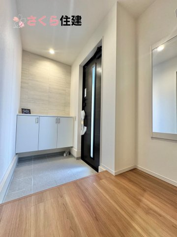 ーLIGARE－宇都宮市東峰町2期　2号棟の玄関|玄関がいつも片づく大型シューズボックス。お子様の靴のサイズが大きくなっていっても安心の広々スペース！