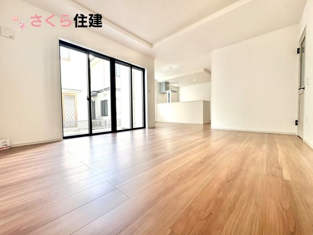 ーLIGARE－宇都宮市東峰町2期　2号棟の居間・リビング|広々19帖LDLは南向きで日当たり良好。ゆったりとした時間の流れる開放的なくつろぎの空間
