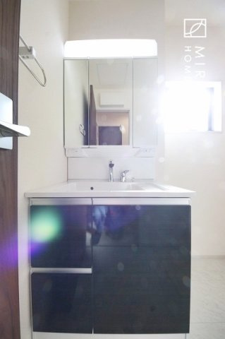 【独立洗面台】 | 洗濯機置き場、脱衣スペースもしっかりと確保されている洗面室。
水回りが集結した間取りなので、お料理やお洗濯物、お掃除の同時進行も可能です。