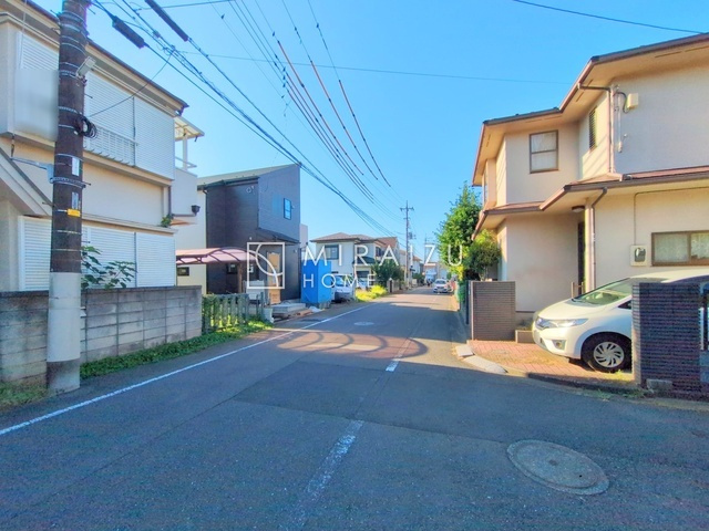 【前面道路含む現地写真】 | プライバシー性と開放感を高める住環境。陽当たりの良い開かれたロケーションを活かし、心地よい暮らしをプランニング