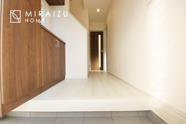 【玄関】 | 永く住むからこそシンプルで飽きのこないデザインに。ただいま、おかえりの温かな声が聞こえる玄関。