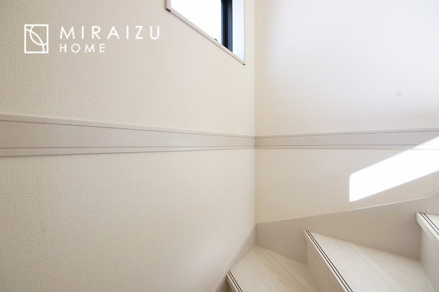 【内装】 | 安全性に配慮した手すり、清潔感や明るい陽光を取り入れてくれる窓がある階段。LED照明付きでお財布にもやさしいつくり。