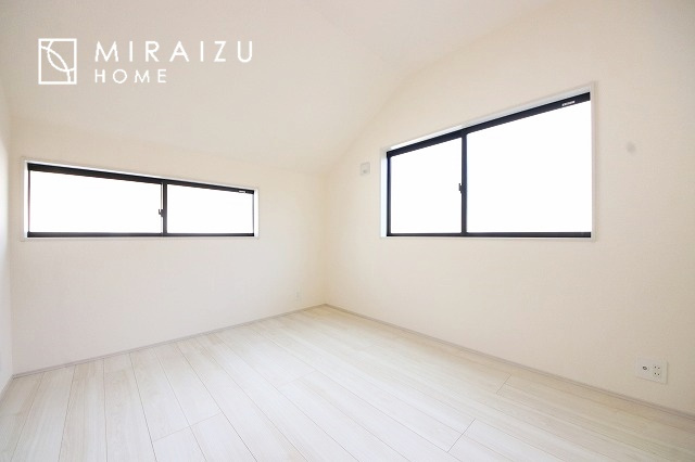 【洋室】 | 暮らしやすさを考えたプランで快適な現地ロケーションを実現。安らぎに満たされる、ゆとりのある日々を過ごせます♪