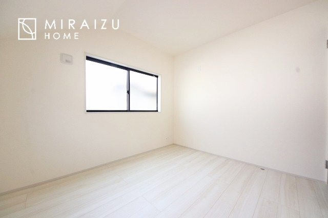 【寝室】 | 日当たりの良いお家は嬉しいですよね。それぞれ価値観が分かれる箇所です、実際に内覧して日当たりの心地よさをご体感下さいね♪