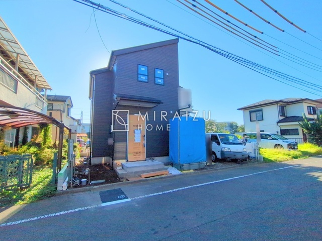 【外観】 | 青く澄み渡った綺麗な空と、陽の光をたっぷりと受ける、そんな新築住宅で新生活をスタートしてみませんか？見学・ご相談等、ミライズホーム(株)までお気軽にご連絡下さい。