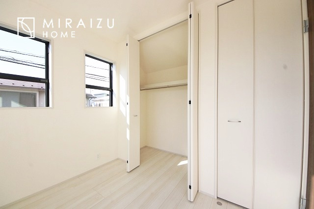 【寝室】 | 日当たりの良いお家は嬉しいですよね。それぞれ価値観が分かれる箇所です、実際に内覧して日当たりの心地よさをご体感下さいね♪