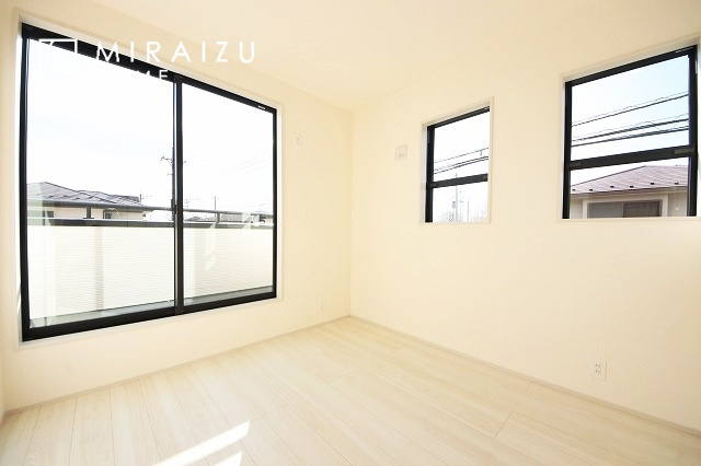 【洋室】 | 暮らしやすさを考えたプランで快適な現地ロケーションを実現。安らぎに満たされる、ゆとりのある日々を過ごせます♪