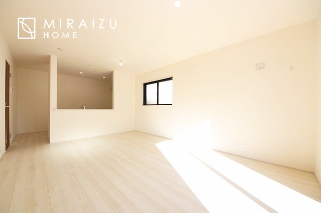 【居間・リビング】 | お子さんが宿題をしたり、ちょっとした作業もできる、家族みんながそれぞれの時間を過ごせるリビングです。