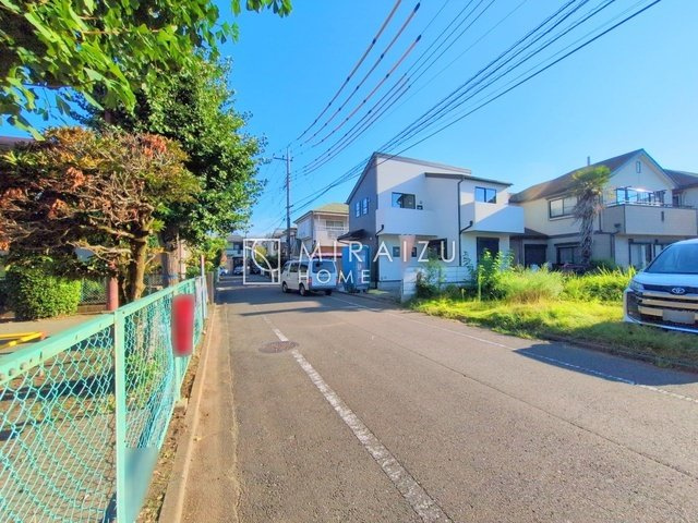 【外観】 | 陽当たりが心地の良いリビング空間です。日中はカーテンを開けて自然な光を取り込みリラックスして過ごしたいですね、照明器具もセンスの良いものを使いたいですね。