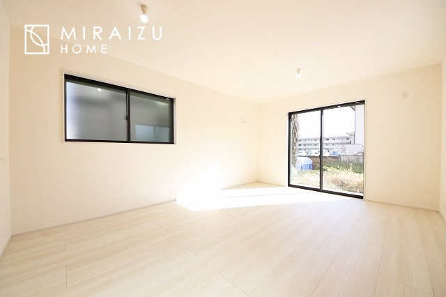 【居間・リビング】 | 食事を取るスペースもリラックスしてくつろげるスペースもお子さんが勉強するスペースも兼ね備えたリビングダイニング。