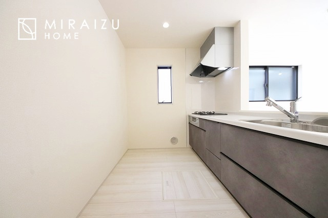 【キッチン】 | 収納に様々な工夫がされていて出しやすく片付けやすい、散らかりにくいキッチンになっています！人工大理石の天板や深型シンクなど、デザイン性と機能性を兼ね備えているので見せたいキッチンになっています。