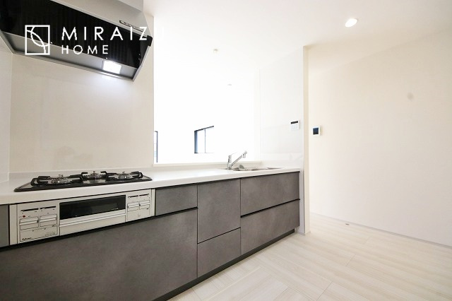 【キッチン】 | 広々としたキッチンは大きな深型シンク、3口コンロ、換気扇、大きなお鍋から小物まで取り出しやすさを考えられた引き出し収納の付いたシステムキッチンです。