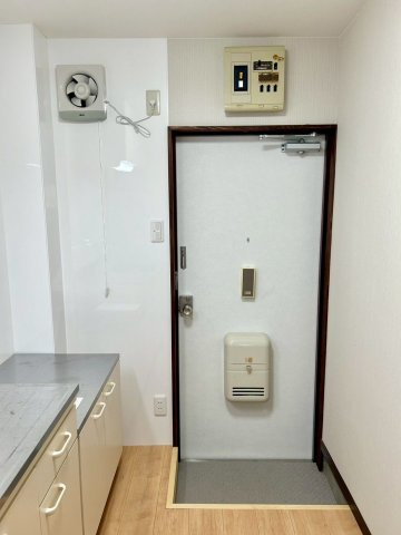 レジデンス中村Aの玄関|収納もある玄関です