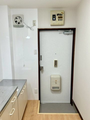 【玄関】 | レジデンス中村A | 収納もある玄関です