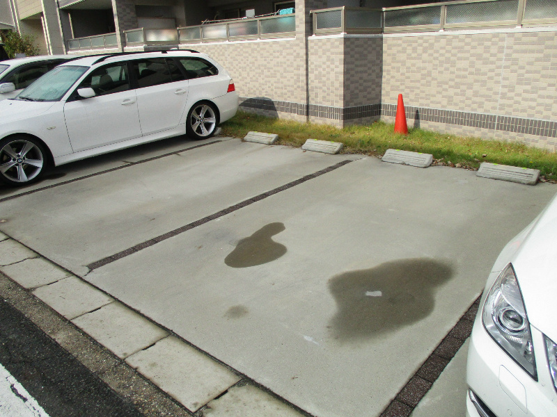 ヒルザコートの駐車場