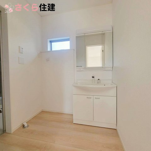 壬生町幸町第5の独立洗面台|三面鏡洗面台は鏡の裏側が全て収納になっています。