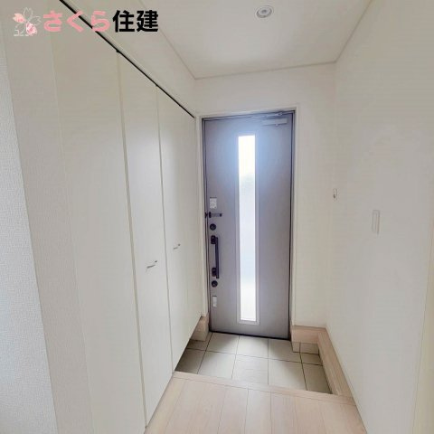 壬生町幸町第5の玄関|玄関には家族全員分の靴を収納可能な靴箱があります。