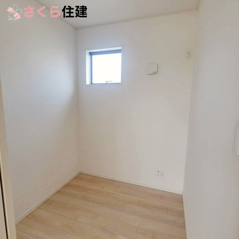 壬生町幸町第5の洋室|２階2帖のフリースペース。テレワークや趣味の部屋にいかがでしょうか？季節物の収納場所としても大活躍です♪