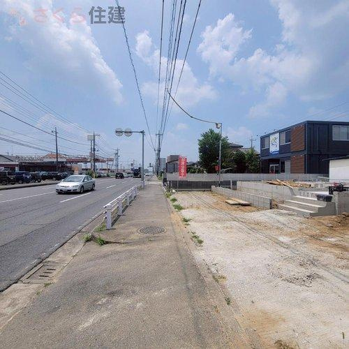 壬生町幸町第5の前面道路含む現地写真|前面道路は大きいですが、歩道もあり、ガードレールも設置されていて安全です。