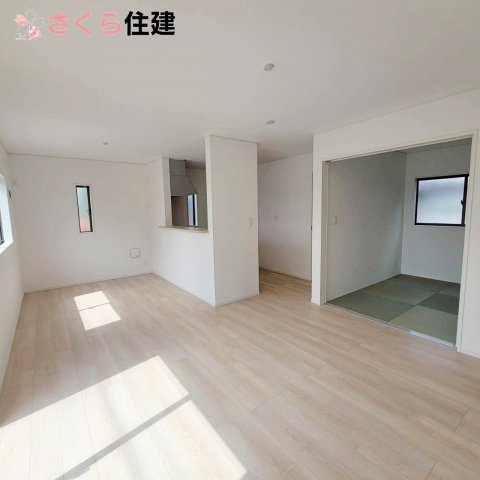 壬生町幸町第5の居間・リビング|日差しがたっぷり入る明るいリビングです