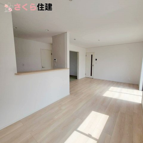 壬生町幸町第5の居間・リビング|対面キッチンは家族との会話を楽しみながらお料理が作れます♪