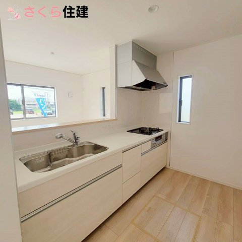 壬生町幸町第5のキッチン|対面式システムキッチンは3口コンロでお料理の効率アップ♪