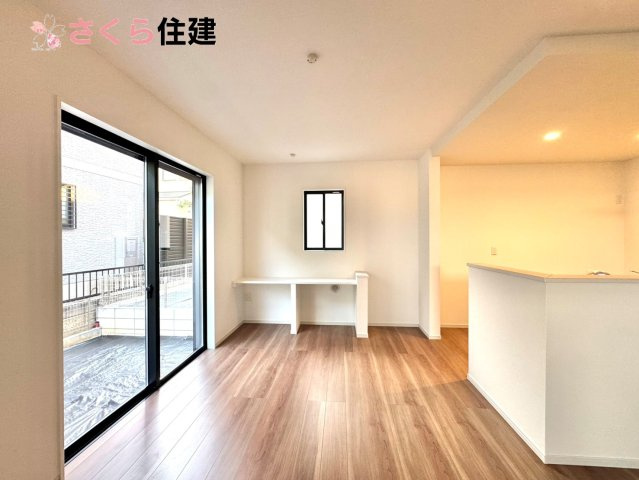 ーLIGARE－宇都宮市東峰町2期　4号棟の居間・リビング|LDLは南向きで日当たり良好。一角にカウンターお子様の宿題スペースなどに活躍！						
