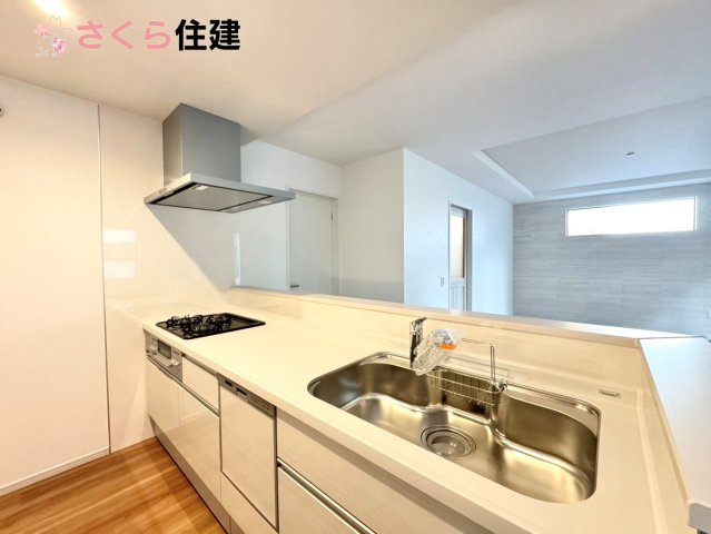ーLIGARE－宇都宮市東峰町2期　4号棟のキッチン|お子様と並んで料理をしても余裕のゆとりのキッチン。お子様と一緒に料理も叶いますよ♪
