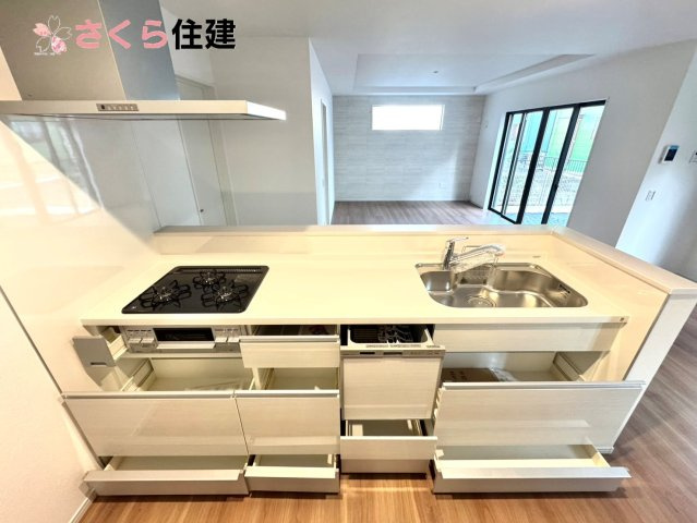 ーLIGARE－宇都宮市東峰町2期　4号棟のキッチン|キッチン下収納は奥まで引き出せるので、大きく屈まなくても楽に必要なものがパッと取り出せます！	
