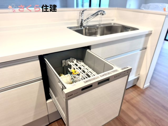 ーLIGARE－宇都宮市東峰町2期　4号棟のキッチン|食器洗浄機が後片付けをサポート！家族のくつろぎタイムをゆっくりもてます。


									
