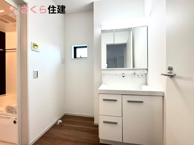 ーLIGARE－宇都宮市東峰町2期　4号棟の独立洗面台|ゆとりある広さの洗面所。両サイド収納の洗面台で、二人ならんで同時の身支度もスムーズです
