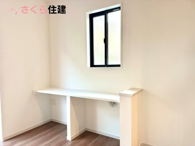 ーLIGARE－宇都宮市東峰町2期　4号棟のその他共用部分|リビングの一角にカウンター　テレワークやPCスペース、お子様の宿題スペースなどマルチに活躍！