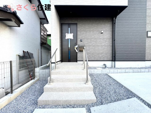 ーLIGARE－宇都宮市東峰町2期　4号棟の玄関|夜間でも来訪者の顔を認識できるLEDライトを装備！ＴＶモニター付きインターフォンで安心のセキュリティ