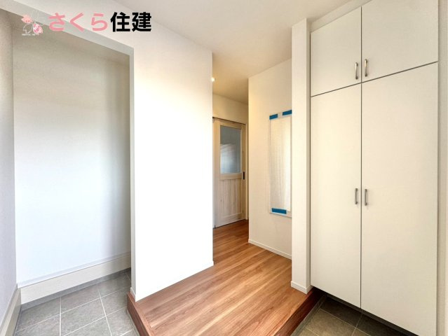 ーLIGARE－宇都宮市東峰町2期　4号棟の玄関|玄関がいつも片づく大型シューズボックス。お子様の靴のサイズが大きくなっていっても安心の広々スペース！