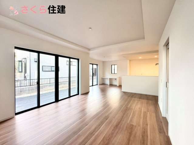 ーLIGARE－宇都宮市東峰町2期　4号棟の居間・リビング|21.5帖LDKはキッチンで家事をしながらでもお子様に一対一で向き合える時間が作れます！！								
