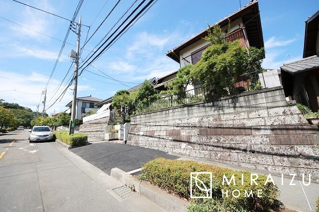 【外観】 | 運転が不安な方も安心な前面道路、きちんと幅員のある道路は女性にも安心です。整備されている道路は気持ちも良いですね♪
