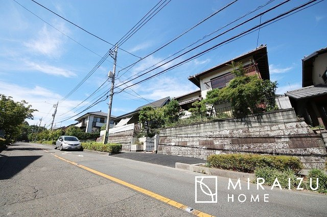 【周辺】 | 通勤や家族の送迎など、毎日の生活にマイカーが欠かせない方にとって駐車場は大事な条件。敷地内にカースペースがあれば、お出かけやお買い物の際の搬入出も楽々です。
